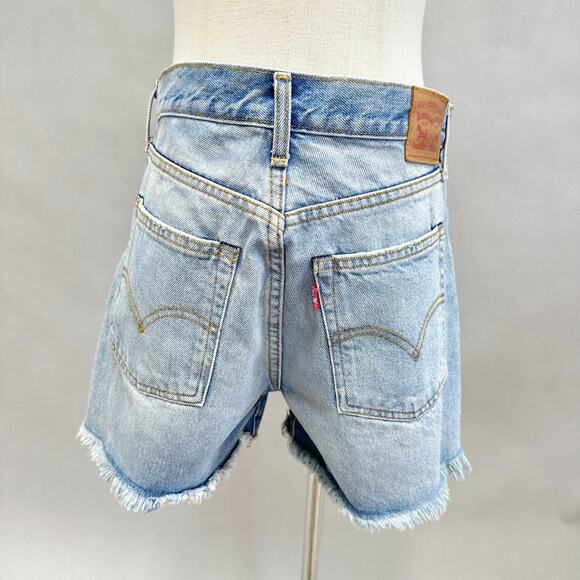 LEVI'S High Rise Wedgie Distressed Denim Cutoff Short in light wash size 29 - Picture 7 of 15